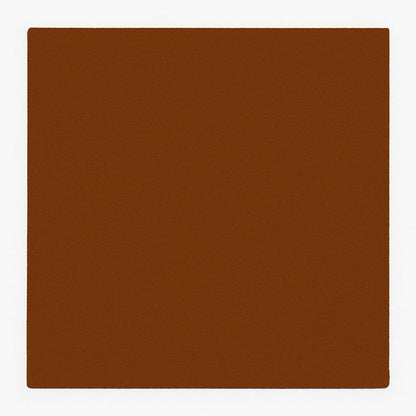 Lápiz de cejas impermeable con acabado natural.